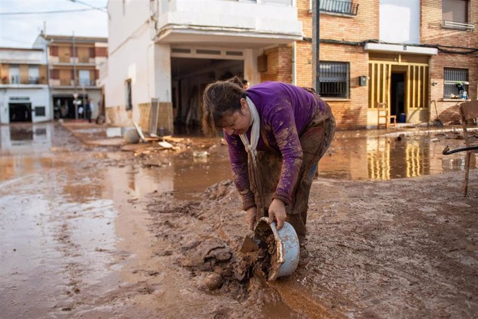 alertan-del-riesgo-de-leptospirosis-y-tetanos-entre-afectados-por-la-dana,-¿como-se-contraen?-¿que-sintomas-tienen?