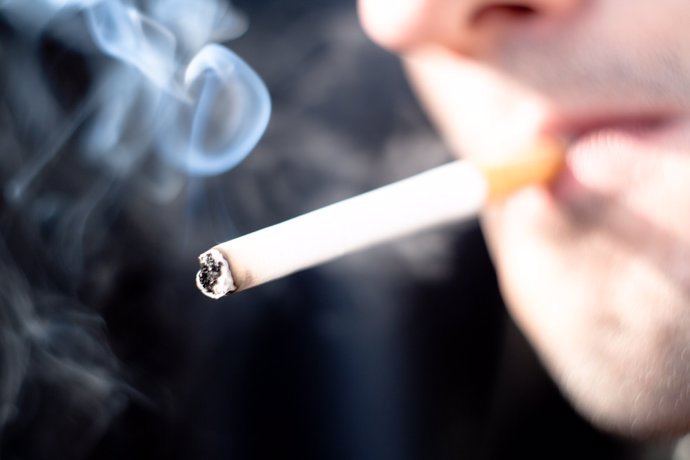 identifican los riesgos de empezar a fumar joven