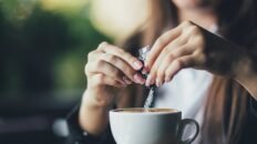 endulzar el cafe aumenta sus efectos estimulantes igual con azucar que con edulcorantes