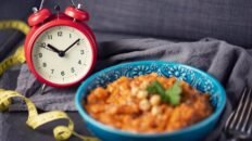 el ayuno intermitente puede ayudar a perder algo mas de peso que una dieta baja en calorias