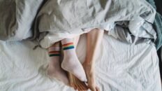 dormir con calcetines puede ayudar a conciliar el sueno es mejor dormir con pijama o desnudo
