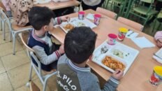 el gobierno prohibe por ley servir bebidas azucaradas y bolleria en los comedores escolares