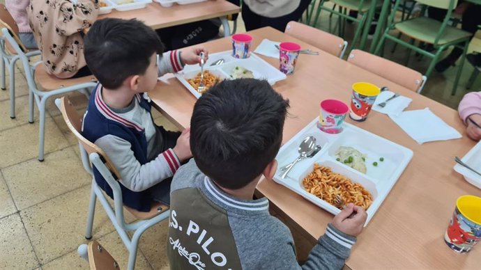 el gobierno prohibe por ley servir bebidas azucaradas y bolleria en los comedores escolares