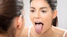 por que no te muerdes la lengua al hablar o comer
