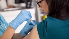 brazo izquierdo o derecho la ciencia revela que si importa donde al vacunarte