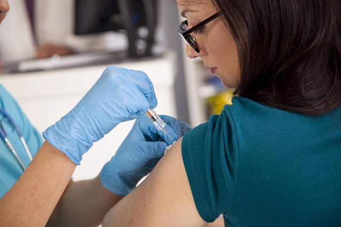 brazo izquierdo o derecho la ciencia revela que si importa donde al vacunarte