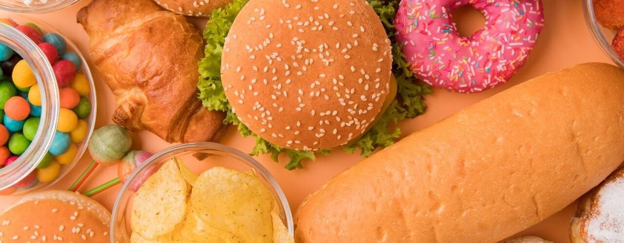 el consumo de alimentos ultraprocesados se asocia con cancer parkinson e hipertension