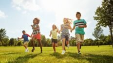 la miopia juvenil se puede retrasar con dos horas de actividades al aire libre