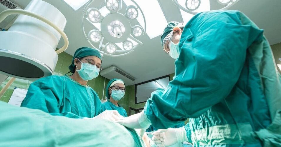 un estudio realizado en medicos el exceso de trabajo podria alterar la estructura del cerebro
