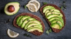 otro beneficio mas del aguacate claves para dormir mejor y cuidar el corazon