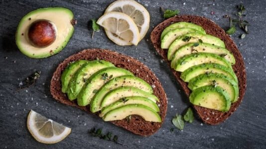 otro-beneficio-mas-del-aguacate:-claves-para-dormir-mejor-y-cuidar-el-corazon