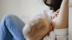 microbiota infantil y como la lactancia protege de la resistencia a antibioticos