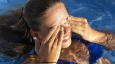 te pican los ojos en la piscina y se ponen rojos el cloro no es el unico culpable