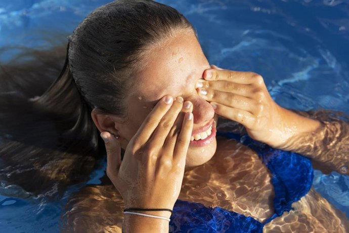 te pican los ojos en la piscina y se ponen rojos el cloro no es el unico culpable