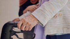 la soledad no deseada en personas mayores se agudiza en verano con efectos fisico y emocional