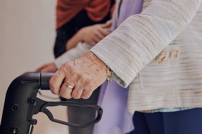 la soledad no deseada en personas mayores se agudiza en verano con efectos fisico y emocional