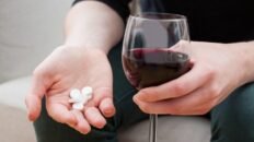 se puede consumir alcohol si estas tomando un farmaco farmaceuticos alertan sobre sus peligros