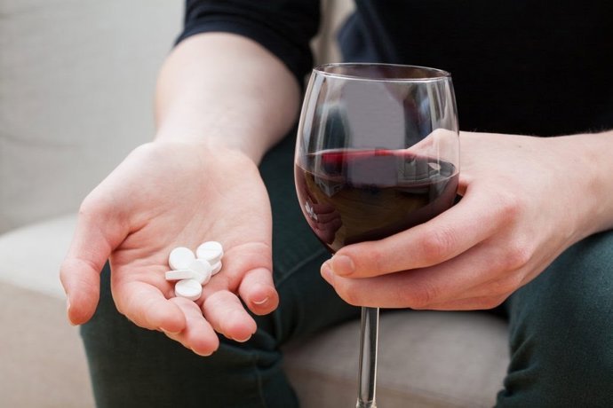 se puede consumir alcohol si estas tomando un farmaco farmaceuticos alertan sobre sus peligros