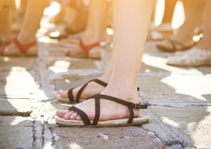 los enemigos ocultos de tus pies en verano lo que debes saber sobre chanclas y sandalias