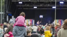 pediatras advierten del grave riesgo auditivo que supone para un bebe estar en un concierto