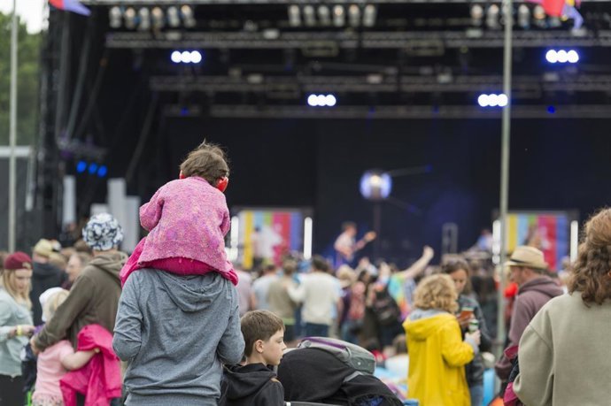 pediatras advierten del grave riesgo auditivo que supone para un bebe estar en un concierto