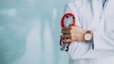 la bata blanca de los medicos es un simbolo de confianza pero tambien de sexismo