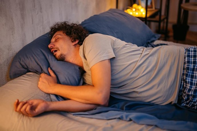 este habito de fin de semana podria estar arruinando tu sueno sin que lo sepas