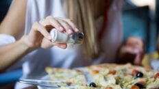 una dieta rica en sal inflama el cerebro y aumenta la presion arterial