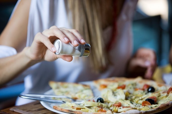 una dieta rica en sal inflama el cerebro y aumenta la presion arterial