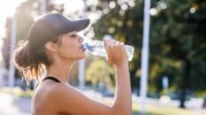 ni mucha agua ni siempre fria mitos sobre hidratacion y deporte que debes dejar atras