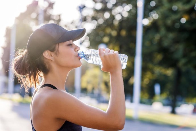 ni mucha agua ni siempre fria mitos sobre hidratacion y deporte que debes dejar atras