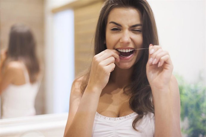 hilo dental e irrigador por que tu dentista quiere que los uses aunque te de pereza