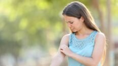 dermatitis atopica como el picor y las lesiones afectan la vida diaria y el bienestar emocional